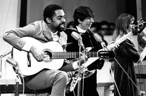 Gil e Os Mutantes cantando "Domingo no Parque" no festival de 1967