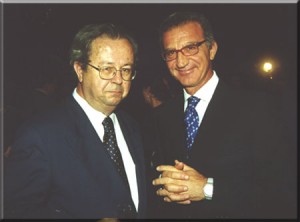 Weffort como ministro da Cultura, ao lado do então embaixador italiano Vincenzo Petrone (2001)