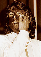 Krenak pinta o rosto de preto para discursas no Congresso Nacional, em 1987